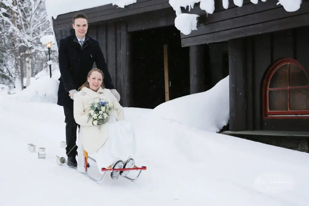 Det er vel bare i Norge brudeparet ankommer på spark?