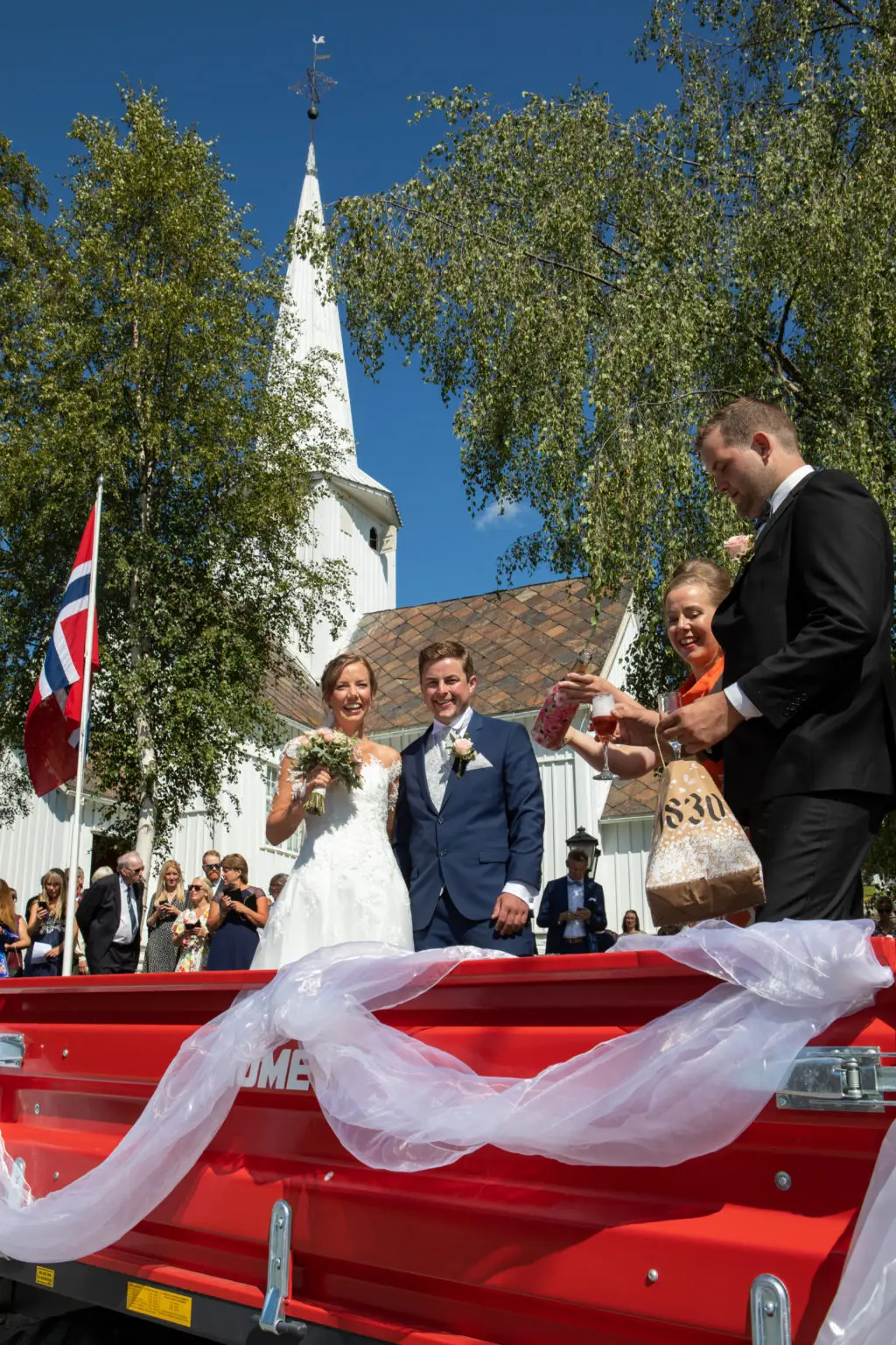 Litt champagne før ferden går i fra kirken
