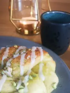 Pistasjebolle og kaffe