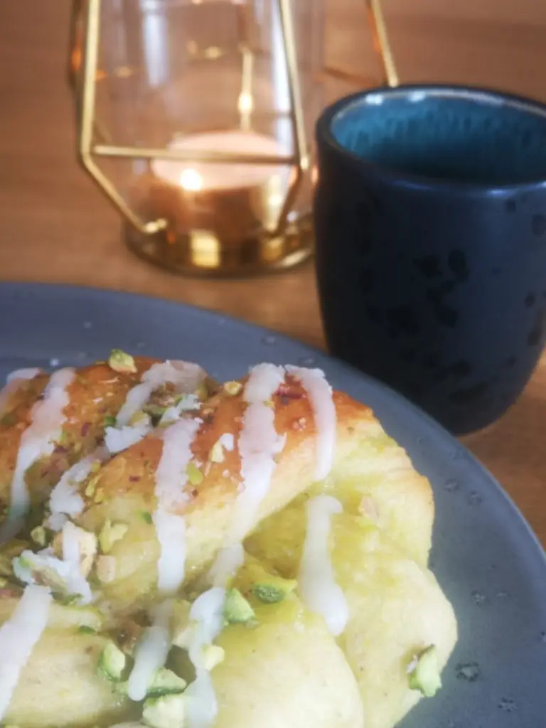 Pistasjebolle og kaffe