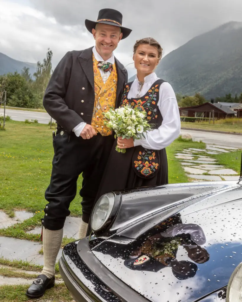 Klare til å dra fra kirken i en svart Porsche 911