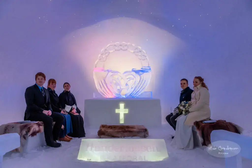 Katedralens alter og kor er som tatt ut av et eventyr. Alteret og all iskunsten er laget av iskunstneren Elisabeth Kristensen