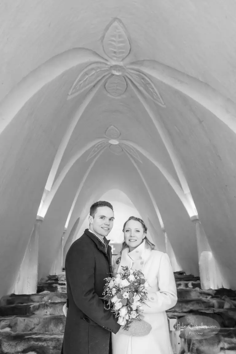 Brudepar inne i kirken