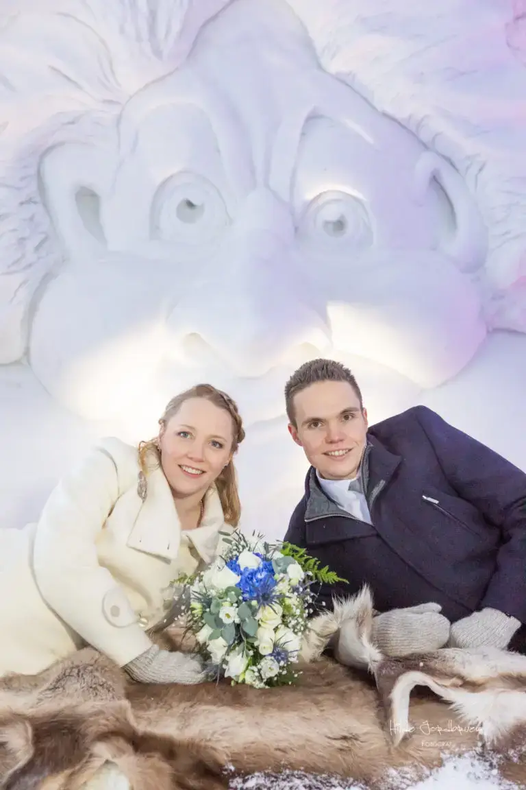 Snøhotellet har senger omgitt av iskunst
