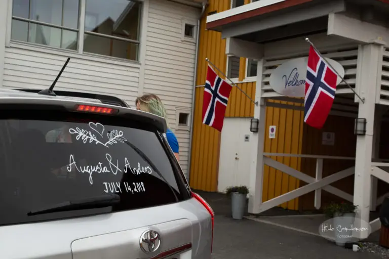 Bilen er klar for å frakte paret ut på fotografering etter vielsen