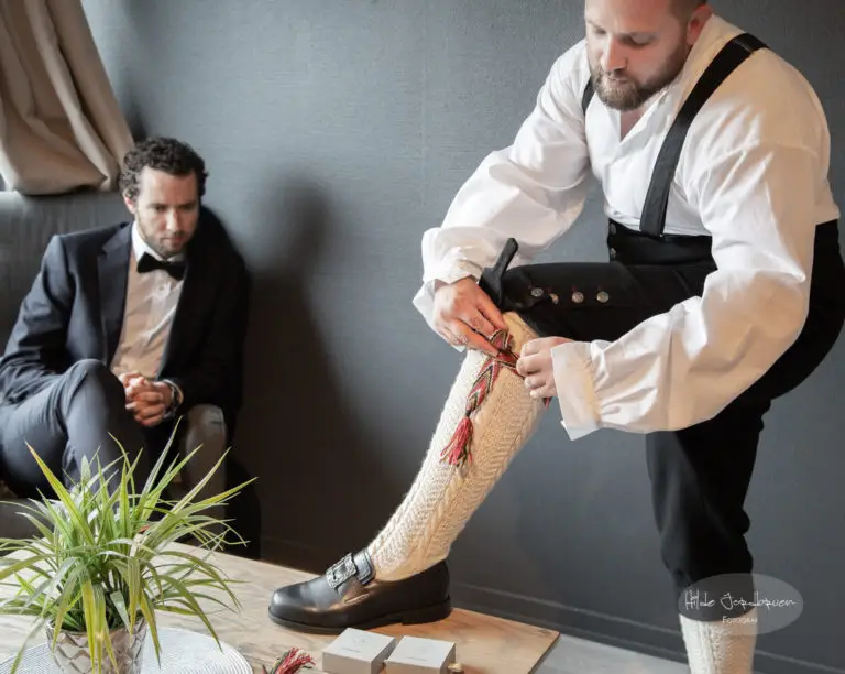Anders har bunad og her knyttes strømpebånd (foto: Aud Marit)