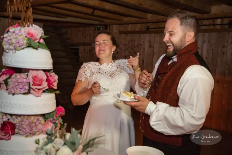 Herlig øyeblikk under kutting av kake. Bare mennesker med små barn vil skjønne hva brudgommen gjorde her da han skulle mate sin brud