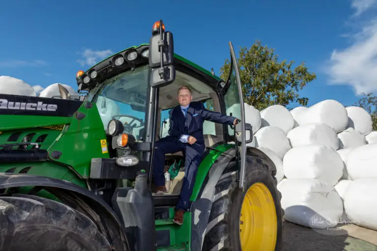 Diger traktor, flott konfirmant og masse rundballer!