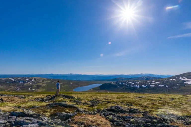 Utsikten er nydelig - her ser man Jotunheimen i det fjerne