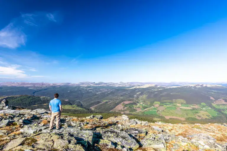 Utsikt mot Venabygd og Venabygdsfjellet - kan du skimte Muen i det fjerne? Dynjefjell og Trabelifjell i forkan