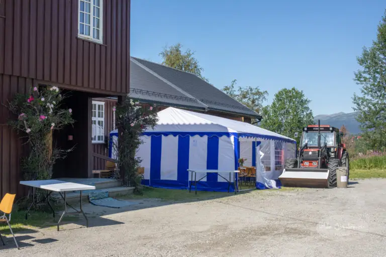 Her er det fylt på med partytelt på utsida og i snøskuffa på traktoren er det is og drikkevarer