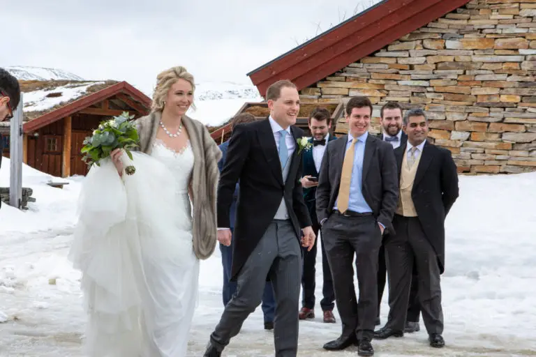 Etter vielsen i fjellkapellet venter transport til fotografering