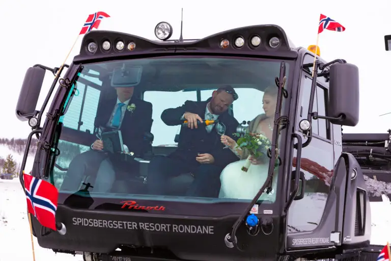Sindre fra Spidsbergseter stilte opp med tidenes bryllupstransport og champagne