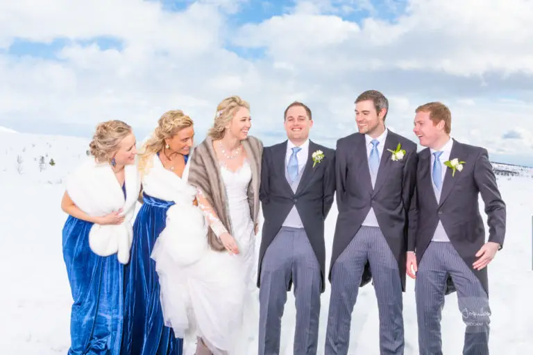 Venner var svært viktig for brudeparet - nesten viktigere enn dem selv var det å få mange og gode bilder av flokken sammen