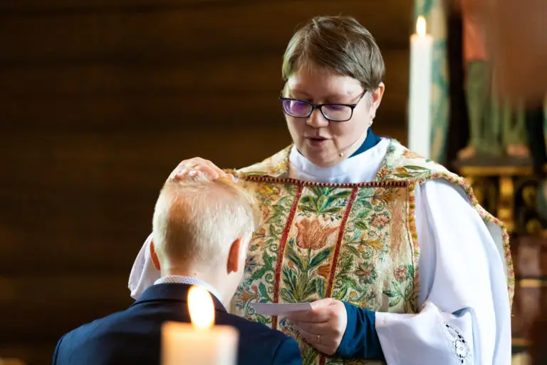 Prostiprest Anna Elisabet Getsdottir sto for liturgien i Heidal