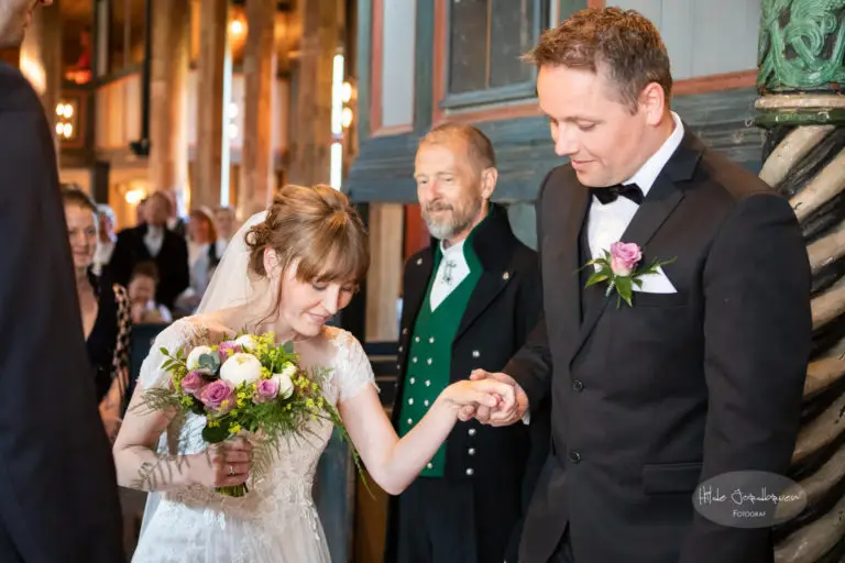 Her venter mann og forlovere