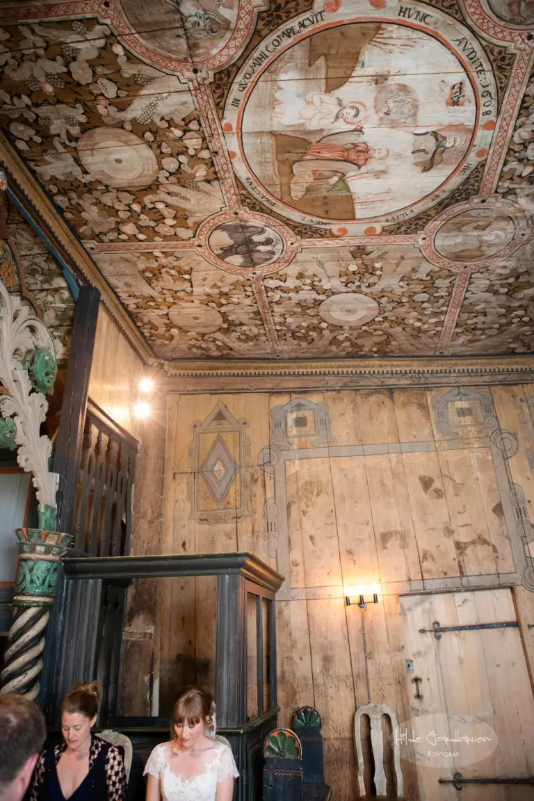 Det er spesielt fine utsmykninger i Lom stavkirke