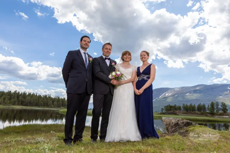 Brudepar med forlovere