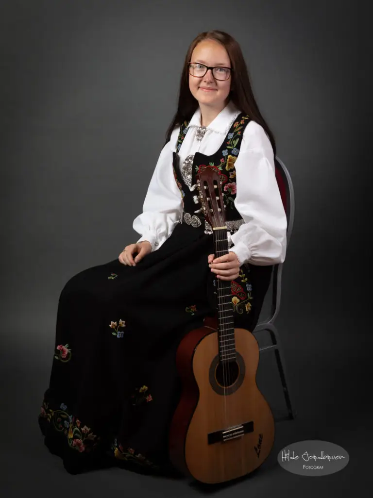 I studio med bunad og gitar