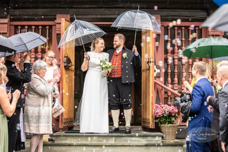 Regn, såpebobler og glede på kirketrappa