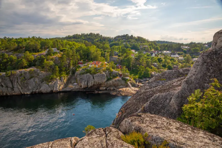Fra Dragen har du nydelig utsikt til Svinevika og havet