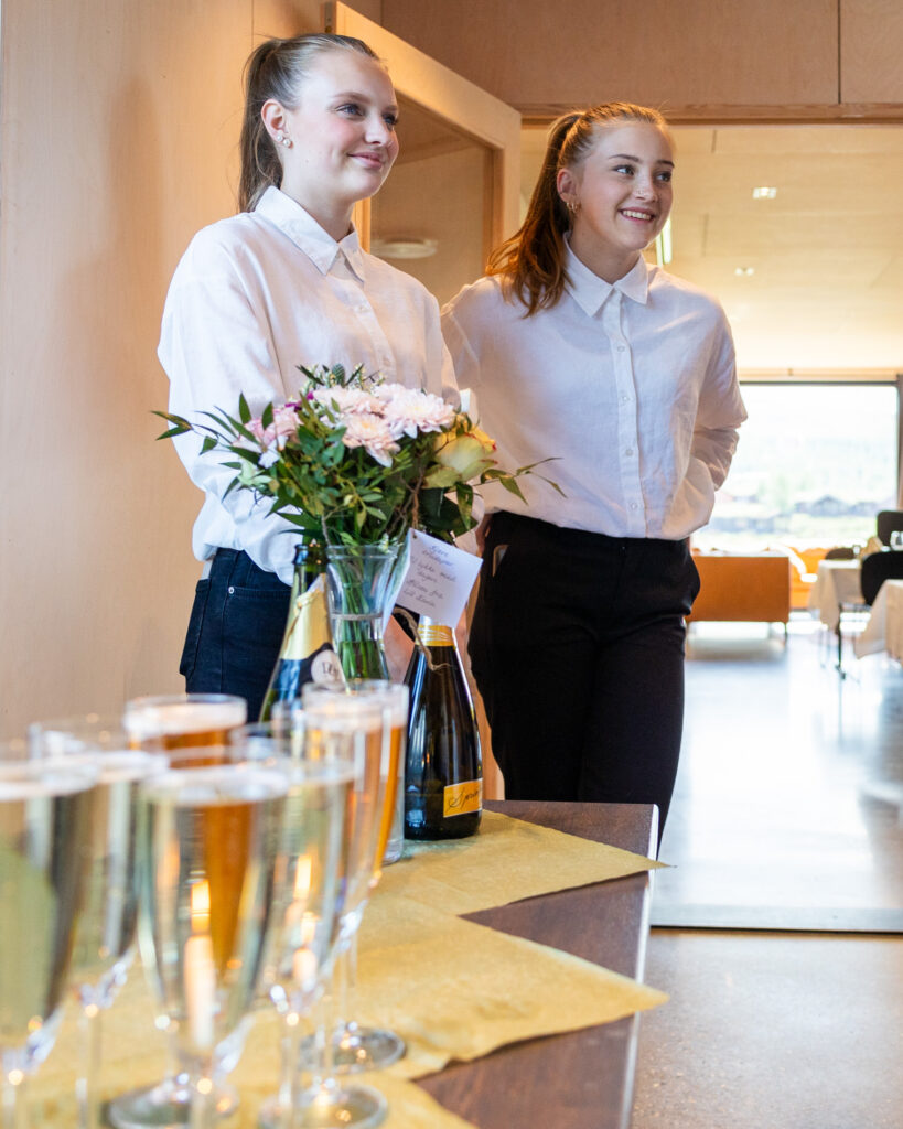 Serveringsdamene står klare med champagne til brudeparet kommer